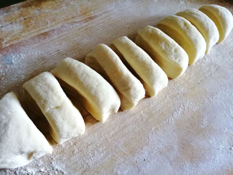 奶香豆沙饼的做法操作步骤第4步：发酵好的面团取出排气揉匀，分割成若干小份