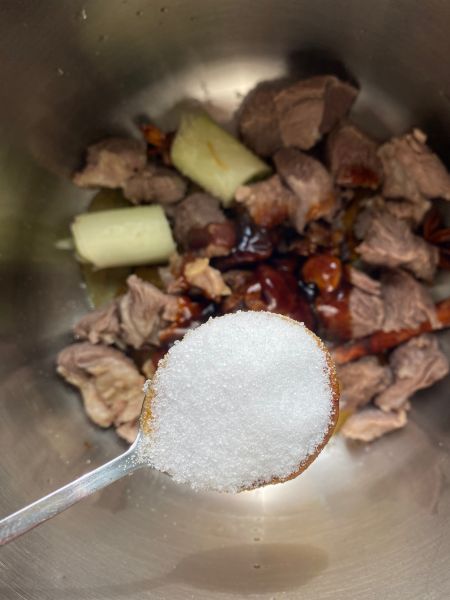 红烧羊肉炖胡萝卜土豆的做法操作步骤第7步：加入一勺白糖调味