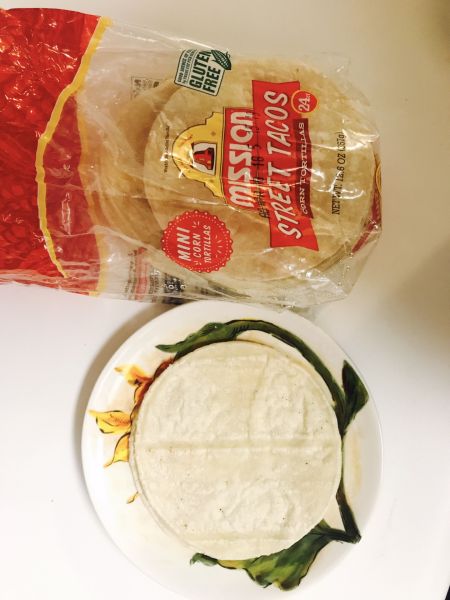墨西哥小吃—Taco的做法操作步骤第4步：我买的是现成的玉米饼，如果没有可以自己用玉米面做成饼