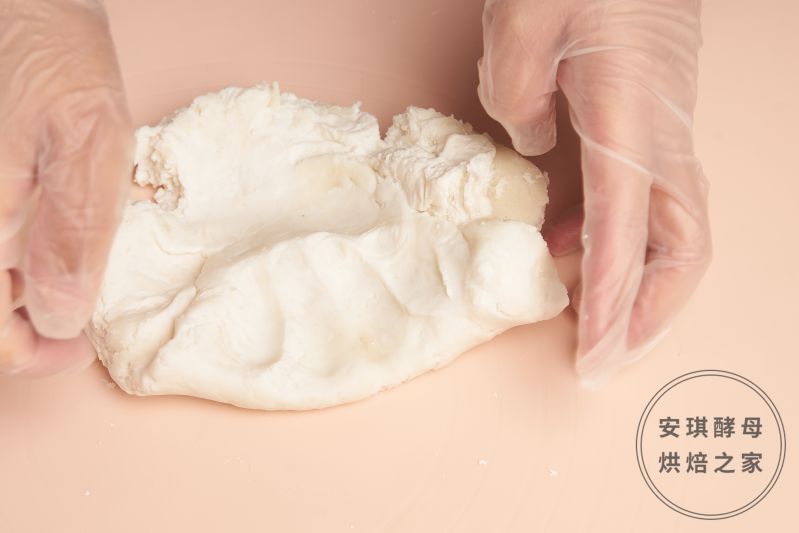热照子的做法操作步骤第4步：把面团从锅中取出放在硅胶垫上（垫子上可以抹上一点油防止沾粘），揉面时带上一次性手套，把面团揉至比较光滑的状态即可；