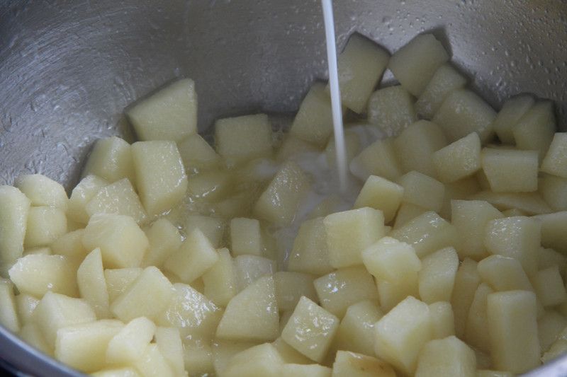 苹果派的做法操作步骤第4步：炒的时候记得放少量水，然后把水分炒没，使苹果块儿变得软变稠后加一点水淀粉勾汁即可