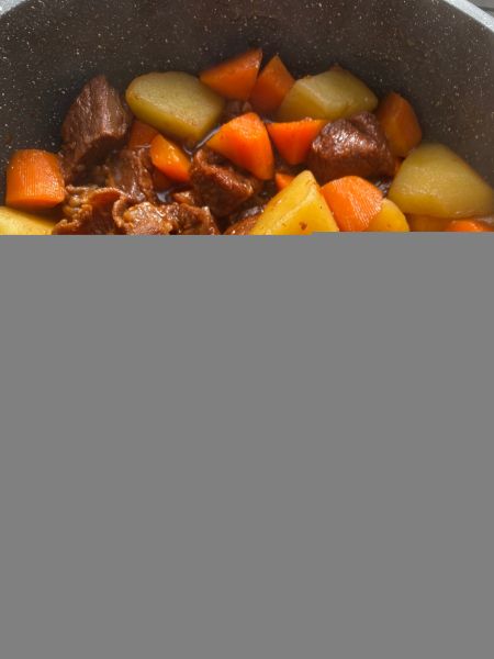 红烧羊肉炖胡萝卜土豆的做法操作步骤第10步：炖煮至胡萝卜土豆熟透，收汁装盘食用