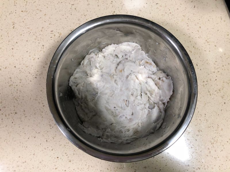 芋泥的做法操作步骤第7步：趁煮糖水的时间！把芋泥压烂